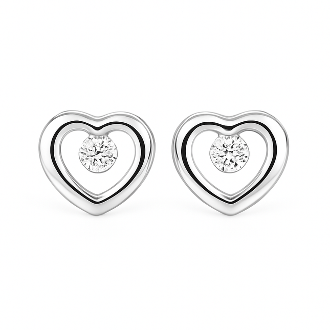 עגילי לב זהב עדינים עם יהלום מעבדה במראה אלגנטי על האוזן