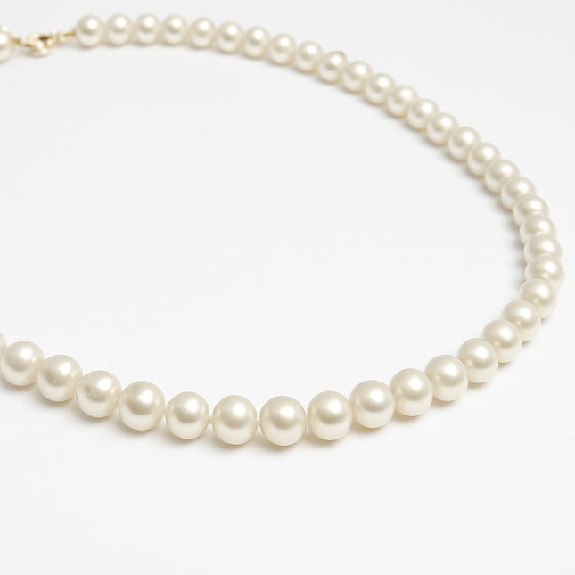 שרשרת פנינים קלאסית בעיצוב יוקרתי ונשי עם ברק טבעי ועדין