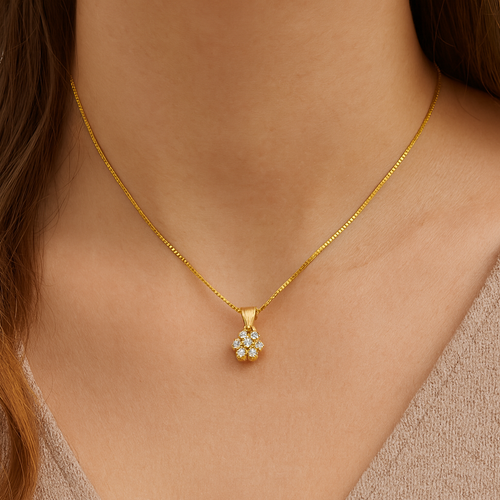 תליון פרח יהלומים מזהב לבן בעיצוב קלאסי אלגנטי ומלא ברק מרשים ונצחי