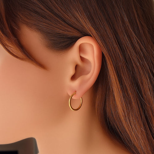 עגילי חישוק קוטר 2 סנטימטר מזהב בעיצוב נקי ומלוטש למראה יומיומי על זמני