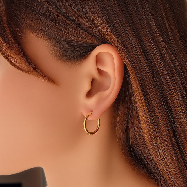 עגילי חישוק קוטר 2 סנטימטר מזהב בעיצוב נקי ומלוטש למראה יומיומי על זמני