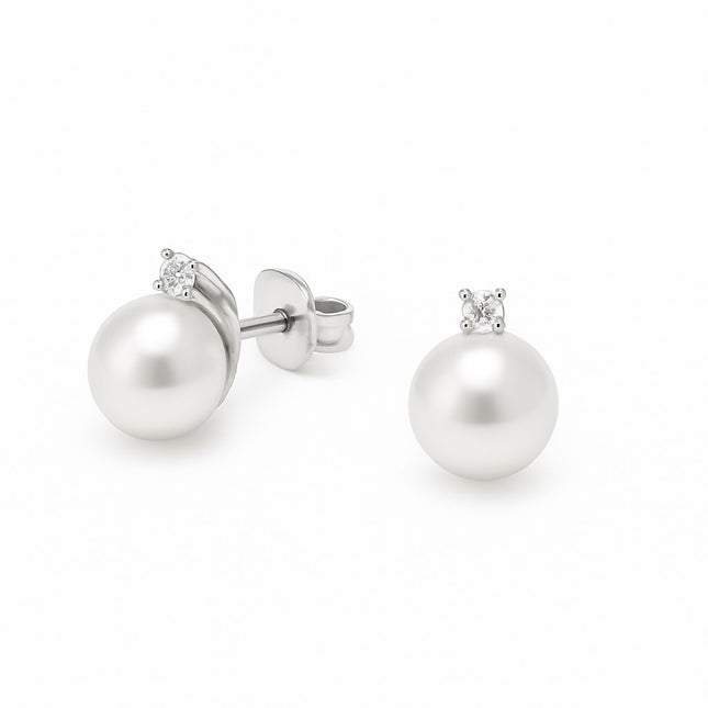 עגילי פנינה ויהלום בצמוד לאוזן מזהב לבן בעיצוב קלאסי עדין ויוקרתי