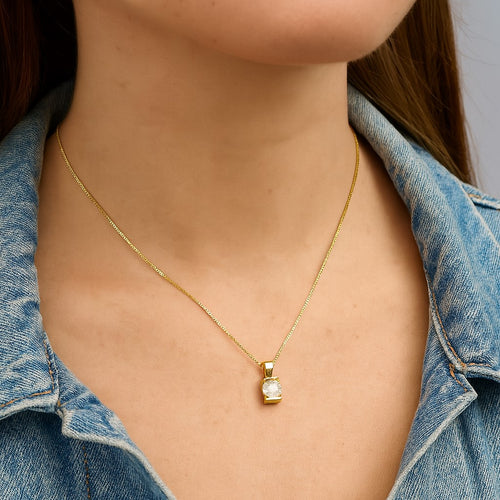 תליון זהב עם יהלום עגול טבעי בעיצוב קלאסי נקי ומלא ברק יוקרה מרשים