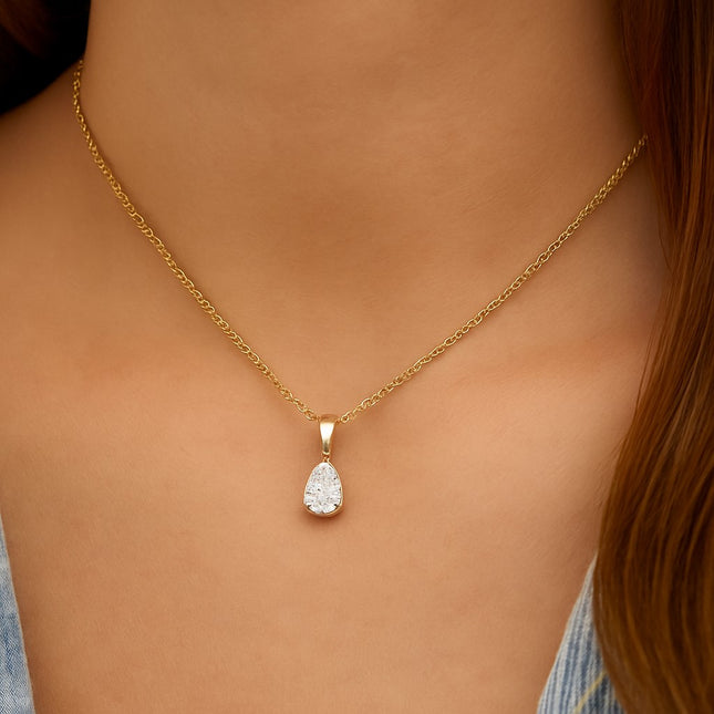 תליון סוליטר זהב עם יהלום טיפה טבעי בעיצוב נקי יוקרתי ונצחי לכל הופעה