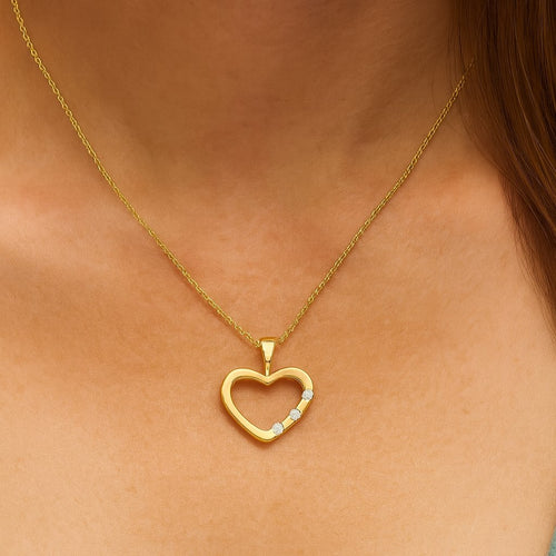 שרשרת לב זהב עם שלושה יהלומים טבעיים מלא יוקרה אלגנטית