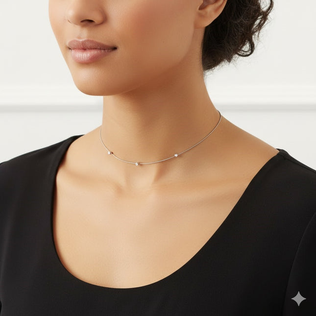 שרשרת חישוק קשיחה  עם יהלומים משובצים בעדינות