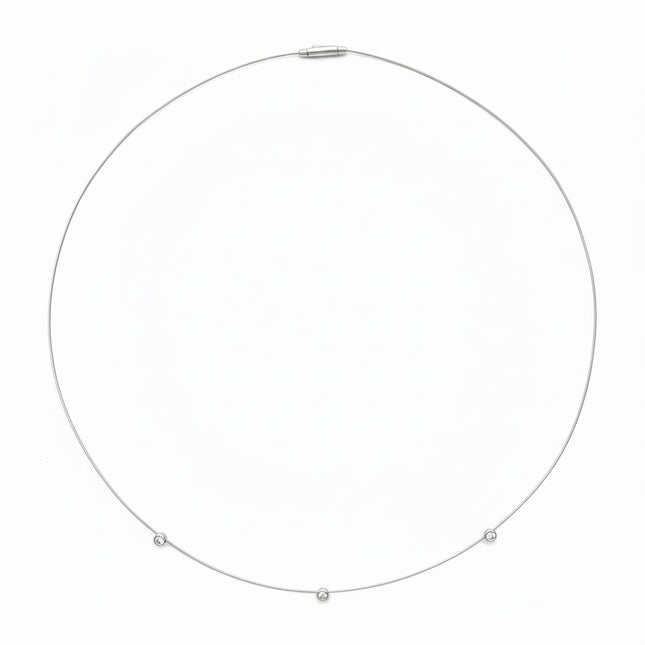 שרשרת חישוק קשיחה  עם יהלומים משובצים בעדינות