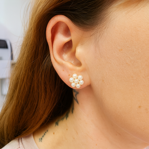 עגילי פנינים בעיצוב פרח יוקרתי עם שבע פנינים בגימור קלאסי ועדין