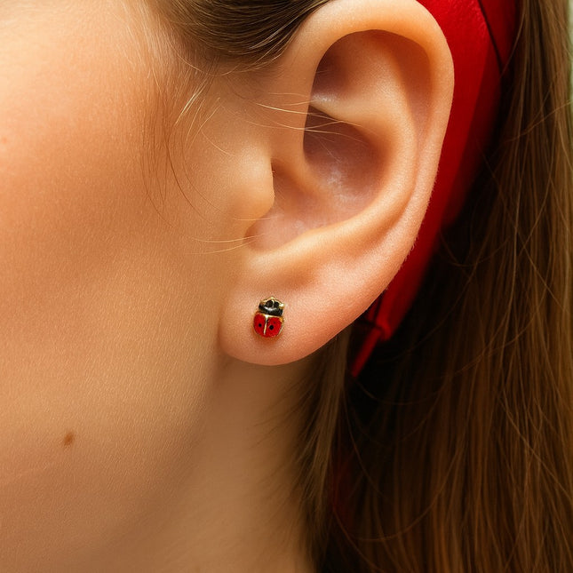 עגילי חיפושית אדומה בעיצוב יוקרתי עם גימור זהב איכותי