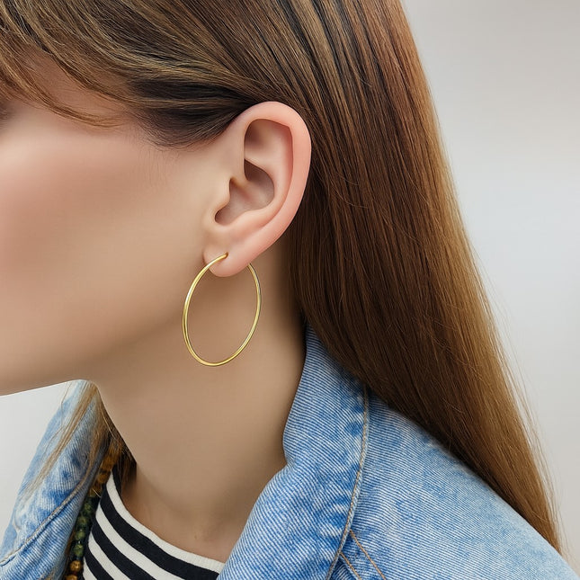 עגילי חישוק זהב בקוטר 4 ס"מ בעיצוב נקי ומדויק למראה יומיומי עם נוכחות אלגנטית