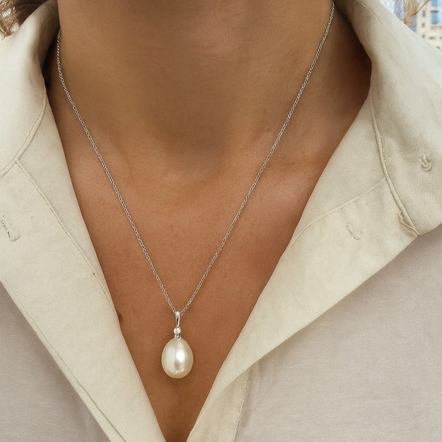 שרשרת פנינה טבעית עם תליון זהב לבן ויהלום עדין למראה אלגנטי ונקי