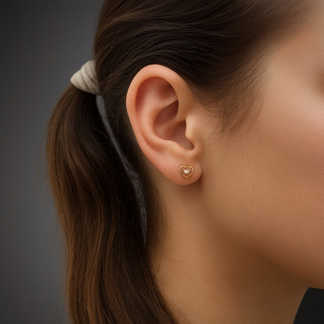 עגילי לב זהב עדינים עם יהלום מעבדה במראה אלגנטי על האוזן