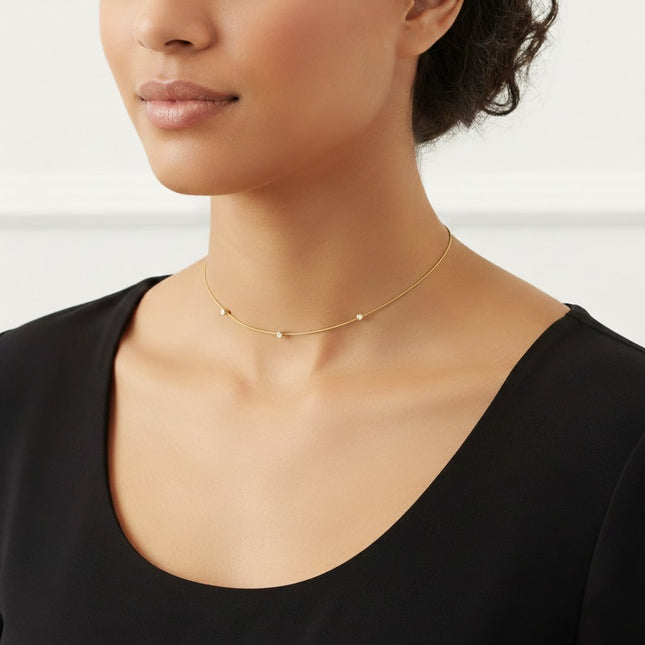 שרשרת חישוק קשיחה  עם יהלומים משובצים בעדינות