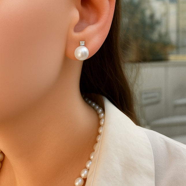 עגילי פנינה ויהלום בצמוד לאוזן מזהב לבן בעיצוב קלאסי עדין ויוקרתי