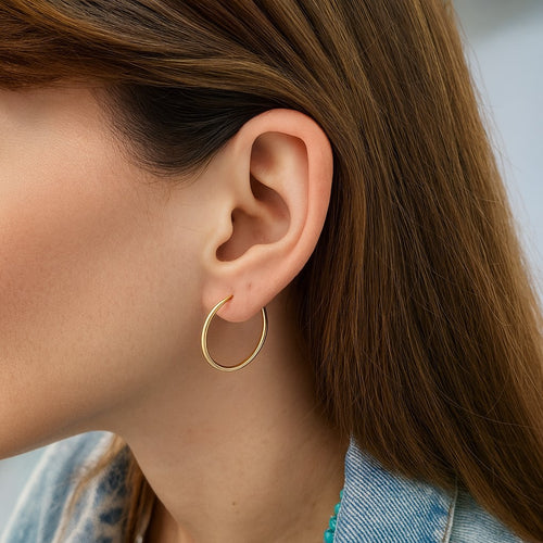 עגילי חישוק זהב בקוטר 2.4 ס"מ בעיצוב מינימליסטי ומדויק למראה יומיומי מושלם