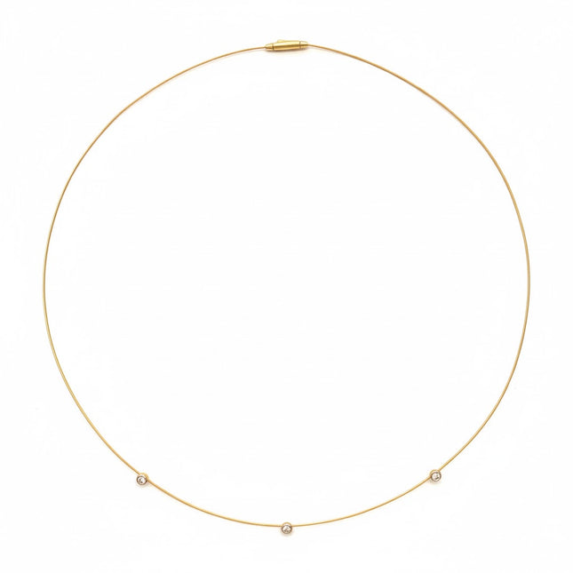 שרשרת חישוק קשיחה  עם יהלומים משובצים בעדינות