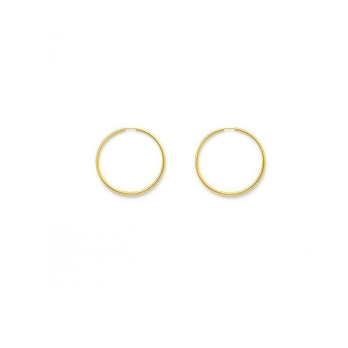 עגילי חישוק זהב בקוטר 2.4 ס"מ בעיצוב מינימליסטי ומדויק למראה יומיומי מושלם