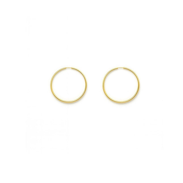 עגילי חישוק זהב בקוטר 2.4 ס"מ בעיצוב מינימליסטי ומדויק למראה יומיומי מושלם
