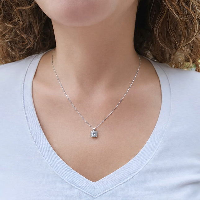 שרשרת זהב עם תליון יהלום פרינסס מרובע בשיבוץ בזל מדויק