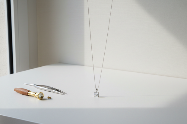 תמונה בעיצוה עדין מינימליסטי המתארת שירות תיקונים של תכשיטי יוקרה