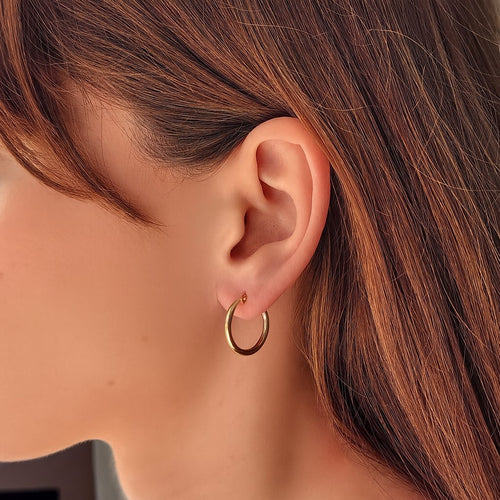 עגילי חישוק זהב בקוטר 2.2 ס"מ בעיצוב קלאסי ונקי למראה יומיומי אלגנטי