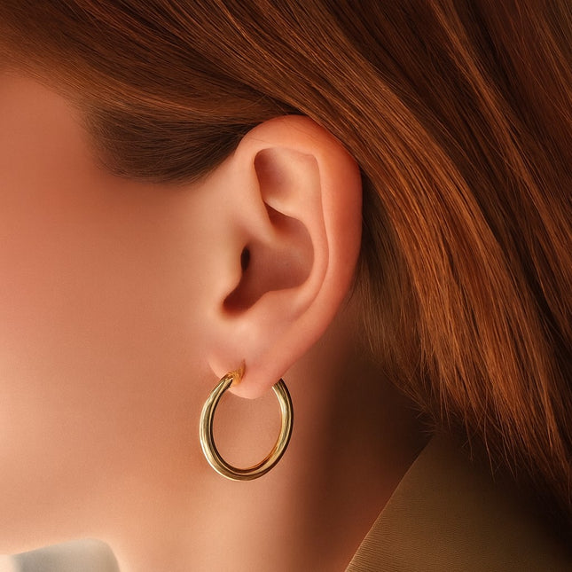 עגילי חישוק קוטר 2.6 ס"מ זהב אלגנטיים בעיצוב יוקרתי ונקי למראה מודרני ומדויק