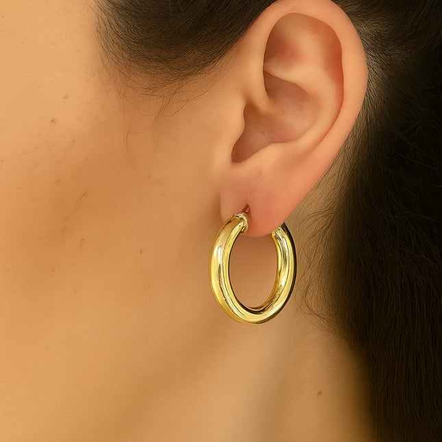 עגילי חישוק קוטר 3.1 ס"מ מזהב עבים ומבריקים בעיצוב יוקרתי ליצירת מראה מודגש ועדין