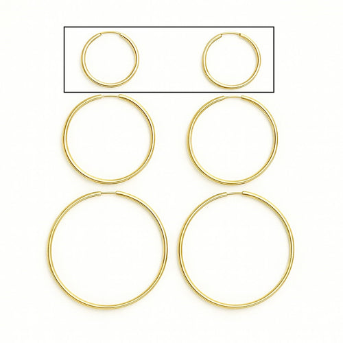 עגילי חישוק זהב בקוטר 2.4 ס"מ בעיצוב מינימליסטי ומדויק למראה יומיומי מושלם