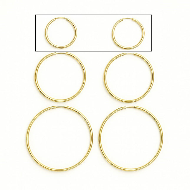 עגילי חישוק זהב בקוטר 2.4 ס"מ בעיצוב מינימליסטי ומדויק למראה יומיומי מושלם