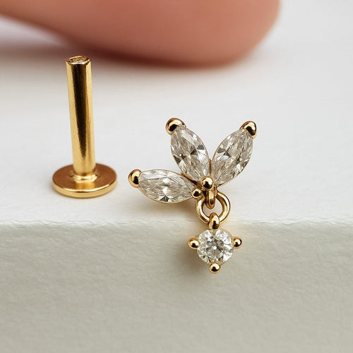 עגיל פירסינג יוקרתי ומרהיב בעיצוב פרחוני עם שלושה יהלומי מרקיז משובצים בזהב