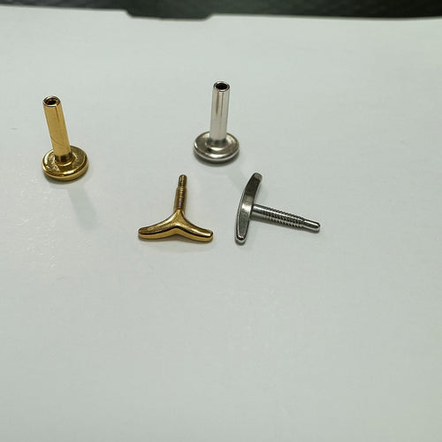 עגיל V לפירסינג זהב מבריק (בודד) בעיצוב מינימליסטי יוקרתי