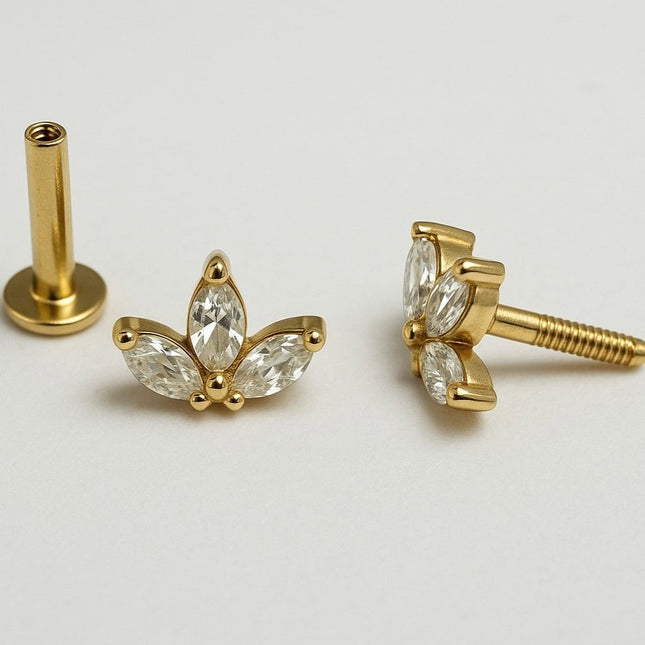 עגיל זהב עם שלושה יהלומים עיצוב פרחוני יוקרתי לפירסינג