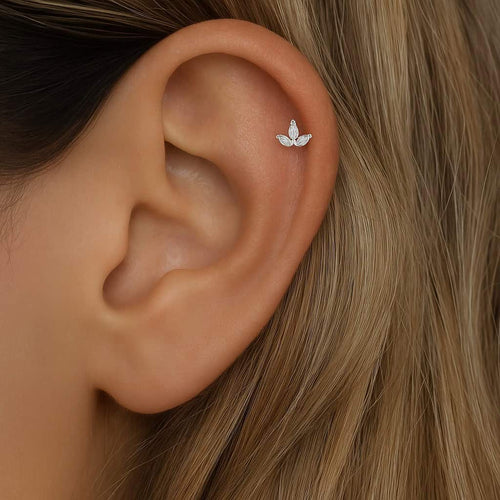 עגיל זהב (בודד) עם שלושה יהלומים  עיצוב יוקרתי לפירסינג