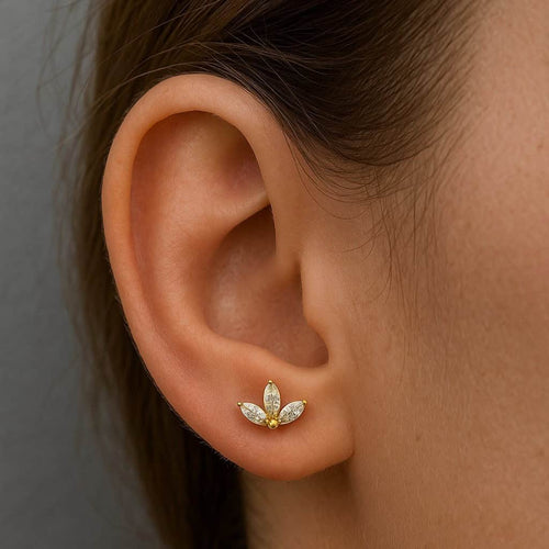 עגיל זהב (בודד) עם שלושה יהלומים  עיצוב יוקרתי לפירסינג