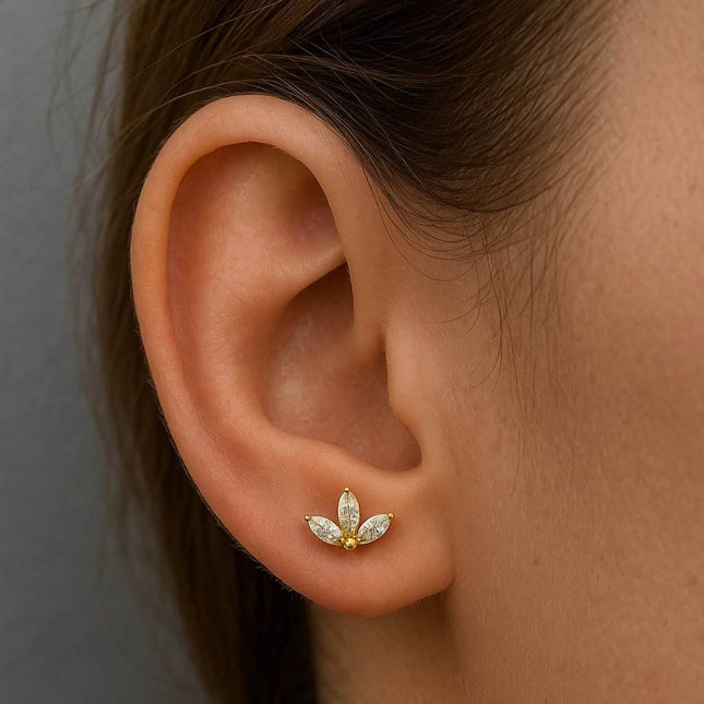 עגיל זהב (בודד) עם שלושה יהלומים  עיצוב יוקרתי לפירסינג