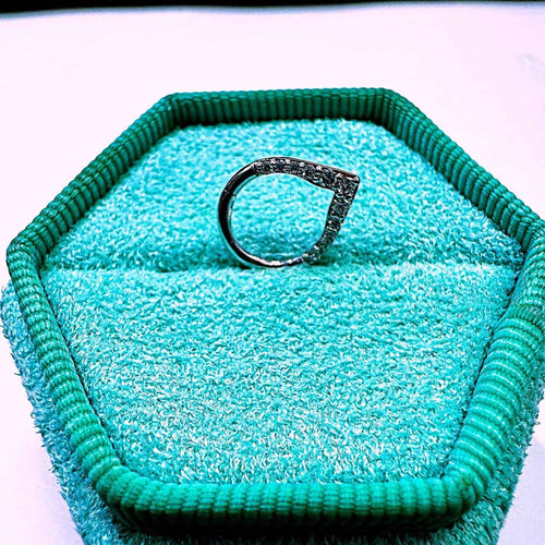 עגיל פירסינג (בודד) חישוק וי עם שיבוץ יהלומים לבנים