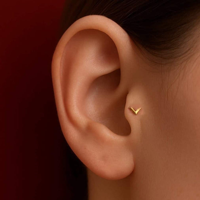 עגיל V לפירסינג זהב מבריק (בודד) בעיצוב מינימליסטי יוקרתי