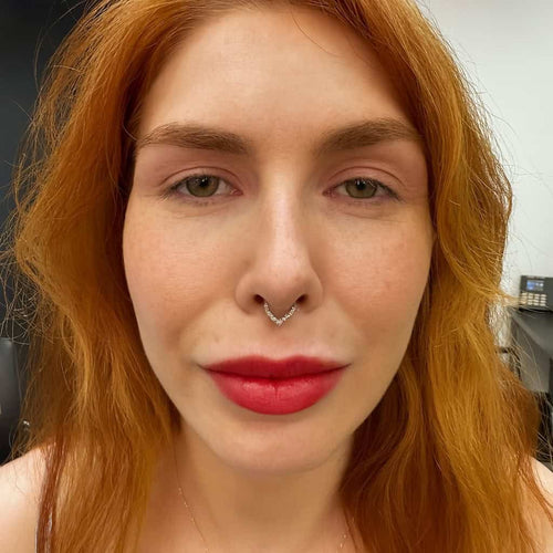 עגיל פירסינג (בודד) חישוק וי עם שיבוץ יהלומים לבנים