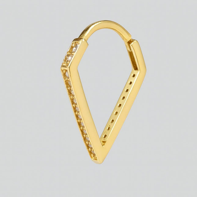 עגיל חישוק משולש מזהב צהוב 14K עם שיבוץ יהלומים