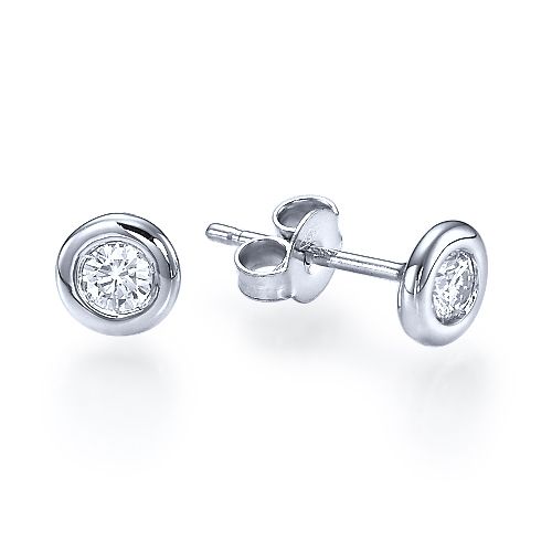 עגילי יהלום צמודים במעטפת זהב לבן עם שיבוץ עגול קלאסי ומראה נקי ומדויק