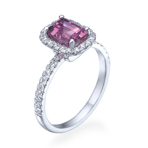 טבעת זהב לבן עם טורמלין ורודה בחיתוך מלבני והילה של יהלומים טבעיים