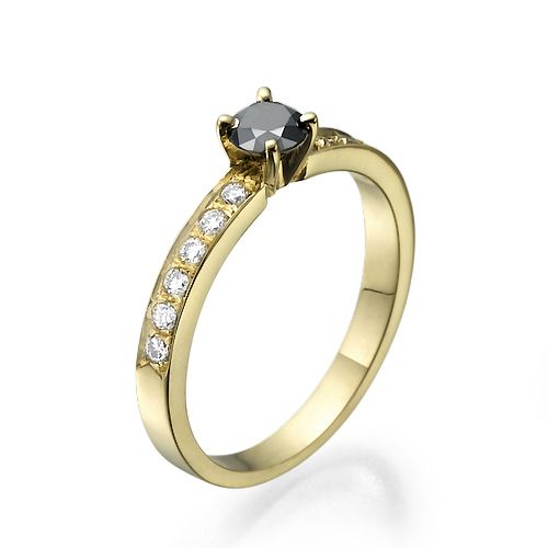 טבעת אירוסין משובצת יהלום טבעי בצבע שחור ולצידו 6 יהלומים לבנים