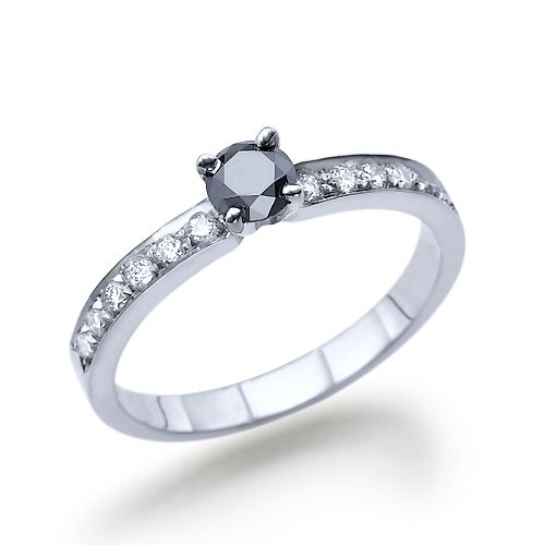 טבעת יהלום שחור טבעי המשובצת יהלומי צד