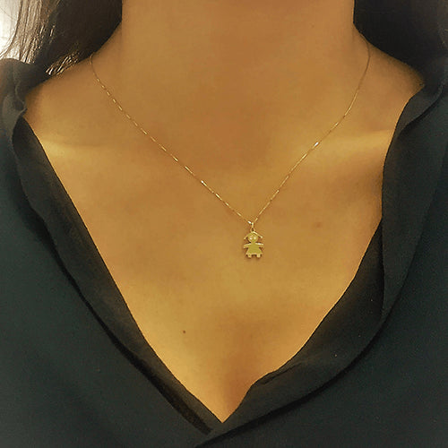 תליון ילדה מזהב משובץ יהלומים בעיצוב מתוק ועדין המעניק מראה מלא משמעות