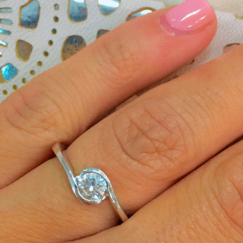 טבעת אירוסין סוליטר זהב לבן "קרן"