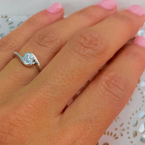 טבעת אירוסין סוליטר זהב לבן "קרן"