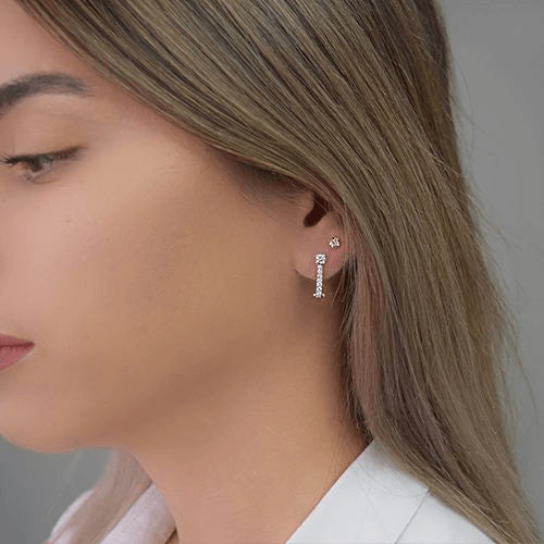 עגילי יהלומים מזהב לבן בעיצוב תלוי עם שורת יהלומים טבעיים נוצצים