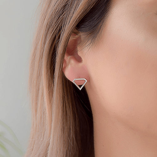 עגילי זהב צמודים בעיצוב צורת יהלום מזהב