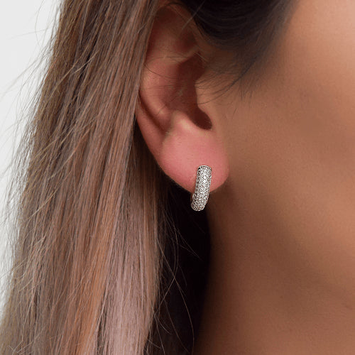 עגילי חישוק פאווה יהלומים טבעיים מזהב בעיצוב יוקרתי מלא ברק ונוכחות