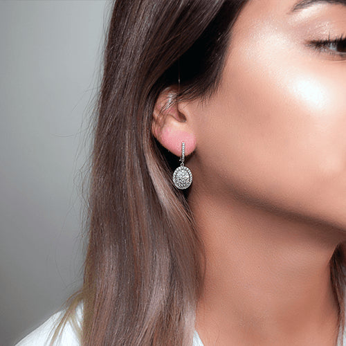 עגילי פאווה יהלומים בצורת אובל מזהב צהוב עם ברק מרשים ושיבוץ צפוף ומדויק